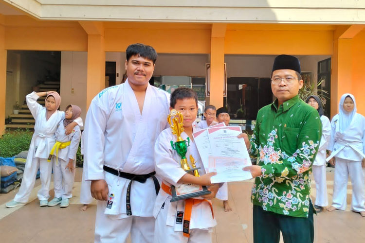 Dewa Mahendra, Santri Islam Bani Hasyim Yang Raih Juara Karate Nasional
