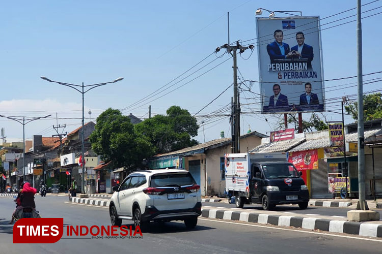 Iklan sosialisasi bacapres Anies Baswedan bersama Ketua Umum Partai Demokrat, AHY di Jalan Raya KH Abdul Halim Majalengka. (FOTO: Hendri Firmansyah/TIMES Indonesia)