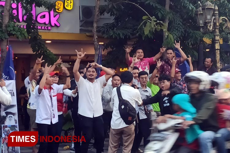 Ketua TMP Surabaya Aryo Seno Bagaskoro memimpin aksi patrol barisan pemuda pendukung Ganjar Pranowo di Jalan Tunjungan Surabaya, Sabtu (2/9/2023). (FOTO: Lely Yuana/TIMES Indonesia)