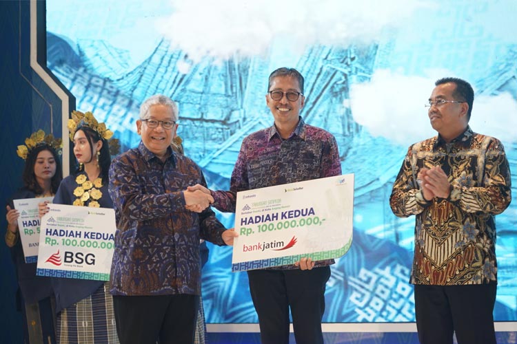 Direktur Utama Bank Jatim Busrul Iman saat menerima penghargaan sebagai sebagai penghimpun dana terbesar di Indonesia dari Asosiasi Bank Pembangunan Daerah (Asbanda) pada Kamis (31/8/2023) malam.(Dok.Humas Bank Jatim)