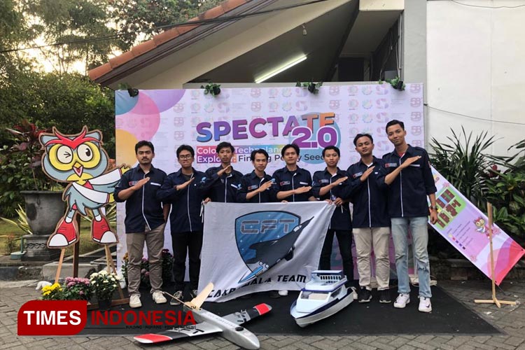 Cakrawala Team bersama Gatotkaca Evo 2 dan Nanggala Evo 3 di Pameran Akademik Fakultas Teknik Universitas Negeri Malang, Sabtu (2/9/2023). (FOTO: Cakrawala Team for TIMES Indonesia).
