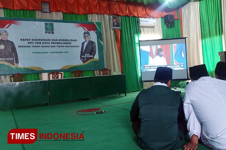 Kader dan pengurus DPC PKB Kota Probolinggo pada saat menyaksikan proses deklarasi Anies Baswedan-Muhaimin Iskandar. (FOTO: Rizky Putra Dinasti/TIMES Indonesia)