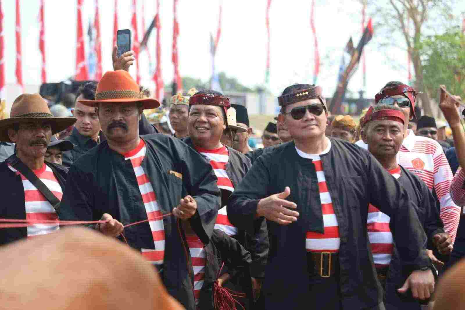 Panglima TNI Laksamana Yudo Margono berpakaian Pesa'an berbaur dengan warga di lokasi Karapan Sapi Piala Panglima TNI. (Foto: Pendam V for TIMES INDONESIA)