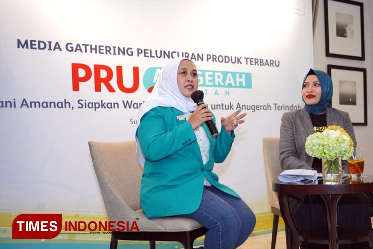Wahdini Anastase atau biasa dipanggil Ibu Maya saat menceritakan kisahnya sebagai pemasar Prudential Syariah di Surabaya, Sabtu (2/9/2023). (FOTO: Lely Yuana/TIMES Indonesia)