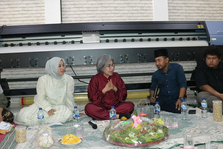 Indah Kurnia saat acara syukuran peresmian Kurnia Digital Printing, Sabtu (2/9/2023). (FOTO: Dok. Sahabat Muda)