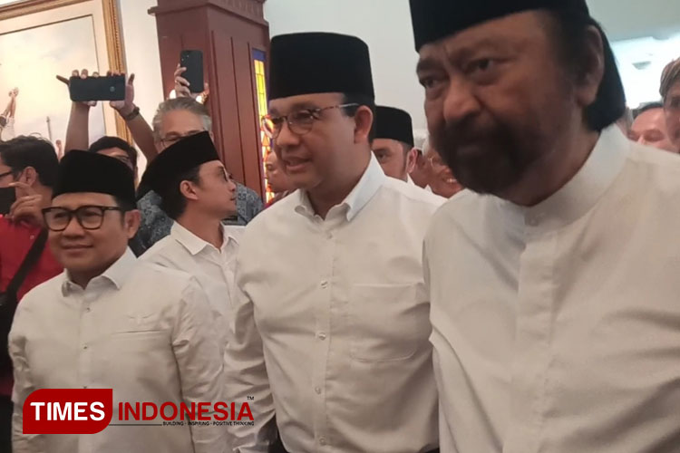(kiri-kanan) Muhaimin Iskandar, Anies Baswedan dan Surya Paloh saat berjalan menuju gedung deklarasi di Hotel Majapahit Surabaya, Sabtu (2/9/2023).(Foto : Lely Yuana/TIMES Indonesia)