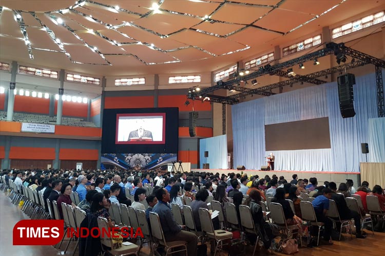 Ribuan Saksi-Saksi Yehuwa Datangi Pertemuan Regional di Graha Cakrawala