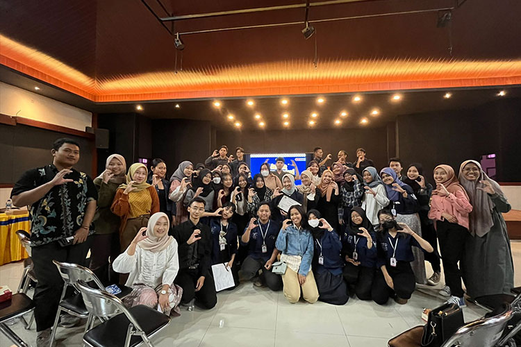 Foto bersama seluruh peserta dan panitia Seminar Kewirausahaan HMD Sastra Jerman UM, Sabtu (2/9/2023) (Foto: Dokumen Seminar Kewirausahaan)