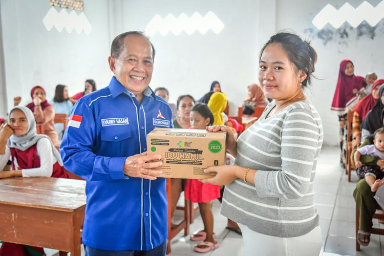 Syarief Hasan usai menyerahkan bantuan susu ibu hamil dan makanan untuk balita di Kecamatan Bogor Selatan, Kota Bogor. (Foto: MPR RI)