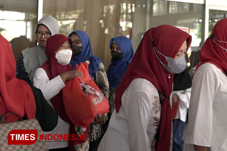 Midtou Peduli Bagikan 1.000 Paket Beras  ke Warga Surabaya