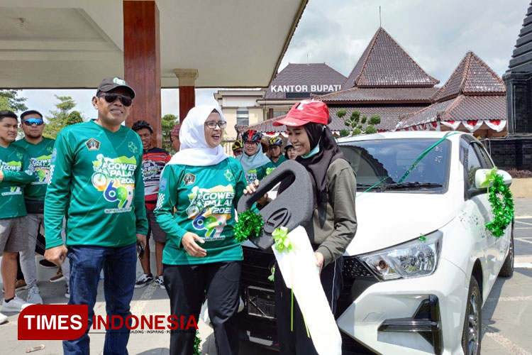 Bupati Blitar Rini Syarifah didampingi Ketua Dekranasda Kabupaten Blitar menyerahkan hadiah utama mobil Gowes Palah 2023 (Foto: Nur Al Ana/TIMES Indonesia)