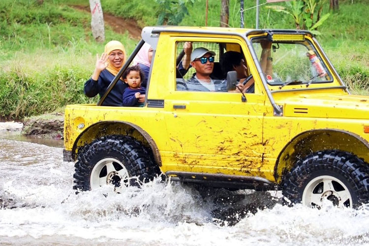 Mas Agus menjadi driver perjalanan fun off road Gubernur Khofifah bersama anak cucu di Bukit Jengkoang beberapa waktu lalu.(Dok.Instagram Khofifah_ip)