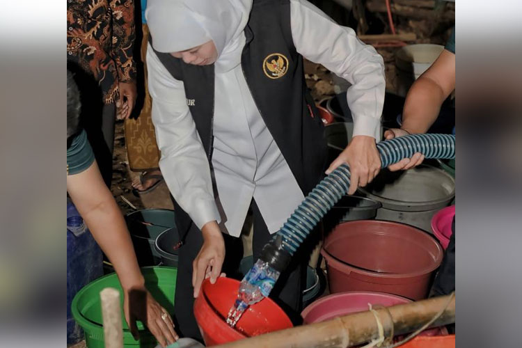 Tangani Kekeringan di Pasrepan Pasuruan, Gubernur Khofifah Distribusikan 10 Ribu Liter Air Bersih