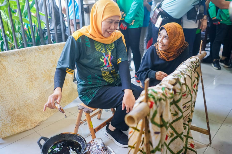 Gubernur Khofifah saat melihat proses mencanting Batik Jetis Sidoarjo, Minggu (3/9/2023).(Dok.Humas Pemprov Jatim)