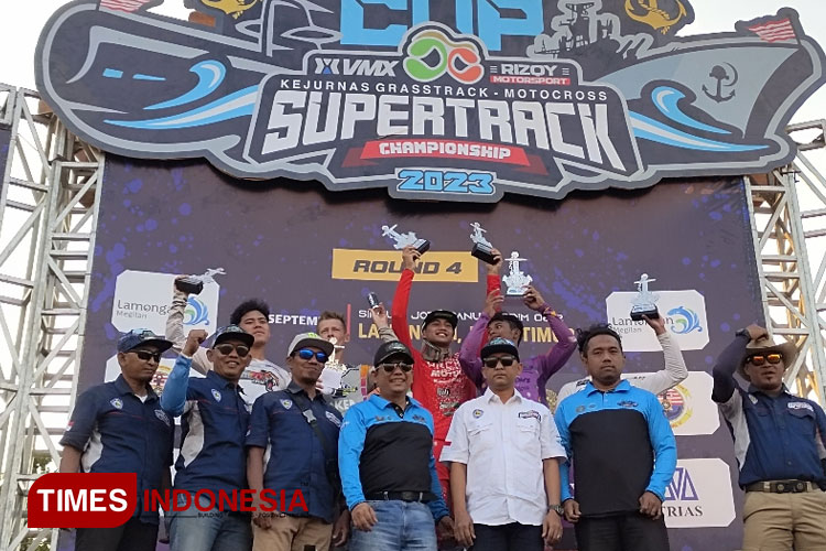 I Gusti Ngurah Diva Ismayana, Crosser asal Bali (kaos merah) saat mengangkat dua piala bersama 4 crosser lainnya dan team offial KASAL CUP JC SUPERTRACK 2023 Putaran ke-4 Lamongan, Minggu (3/9/2023), Foto : Moch. Nuril Huda/ TIMES Indonesia)