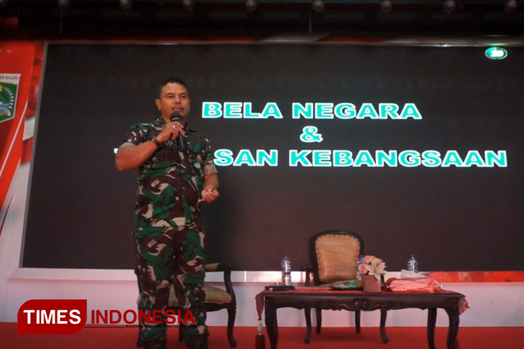 Kapten Inf Djoko Sungkowo memberikan materi bela negara di PKKMB UNIRA Malang, Sabtu (2/9/2023). (FOTO: Sajidah Ulfa-UKM Pers UNIRA Malang/TIMES Indonesia)