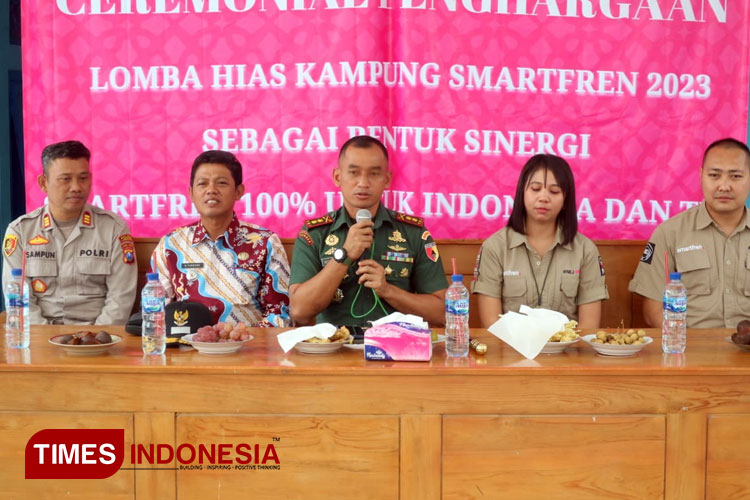 Komandan Kodim 0812/Lamongan, Letkol Arm Ketut Wira Purbawan saat acara penyerahan hadiah di Desa Ngimbang. (Foto : Pendim 0812/Lamongan for Times Indonesia)