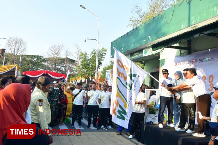 Direktur Utama Petrokimia Gresik, Dwi Satriyo Annurogo bersama Forkopimcam melepas peserta jalan sehat di Gunungsari Surabaya, Minggu (3/9/2023).(Foto : Lely Yuana/TIMES Indonesia)