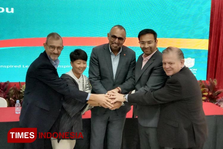 Kesepakatan kerja sama strategis SIS Group of Schools dengan Merlion School Surabaya, Minggu (3/9/2023). (FOTO: Lely Yuana/TIMES Indonesia)