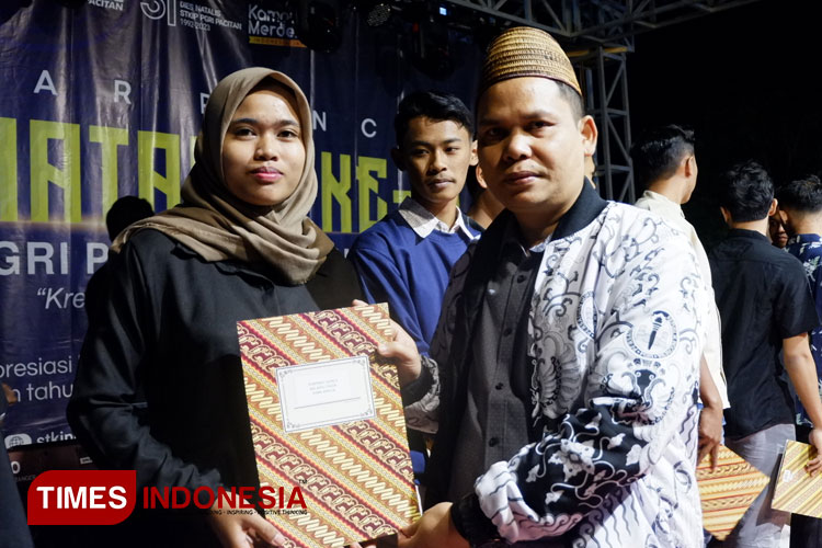 Penyerahan penghargaan mahasiswa berprestasi pada malam puncak perayaan HUT ke-31 STKIP PGRI Pacitan, Minggu (3/9/2023) malam. (FOTO: Yusuf Arifai/TIMES Indonesia)