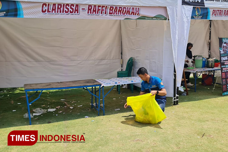 Karang Taruna Kabupaten Probolinggo Turun Tangan Bersihkan Sampah Sisa Acara