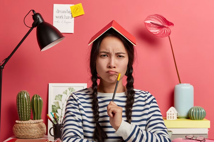 Seorang gadis sedang tekun belajar bahasa inggris. (Foto: wayhomestudio/Freepik)