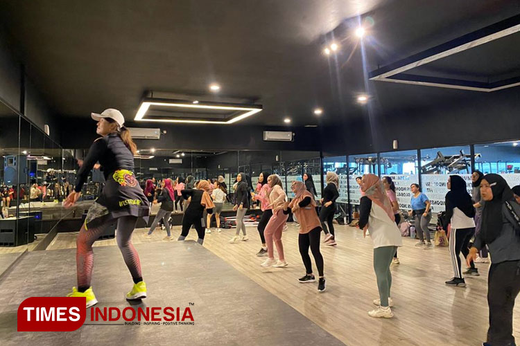 Para perempuan saat menikmati fasilitas olahraga di Fitness Plus Malang. (Foto: Dok. Fitness Plus Indonesia/TIMES Indonesia)