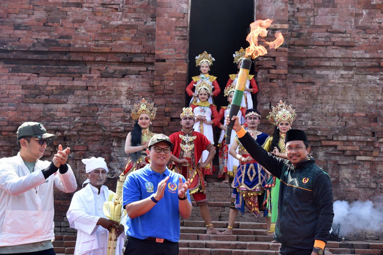 Gus Muhdlor Lepas Kirab Api Porprov VIII Jatim Start di Candi Pari Sidoarjo