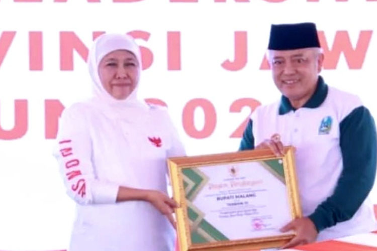 Bupati Malang Sanusi ketika menerima pengakuan Penghargaan Terbaik III Green Leadership Provinsi Jawa Timur. (Foto : Prokopim Kabupaten Malang).