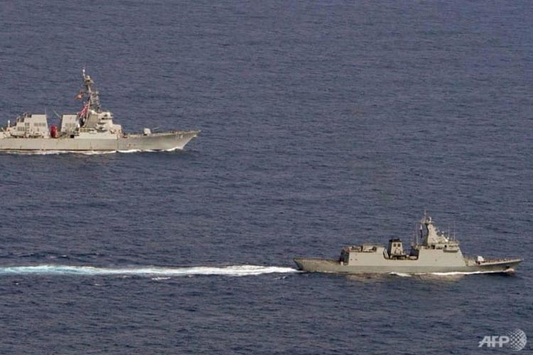 Kapal Angkatan Laut AS (kiri) dan kapal Angkatan Laut Filipina saat berlayar melalui perairan barat Palawan di Laut Cina Selatan, Senin (4/9/2023) tadi.(FOTO: AFP/The Strait Times)