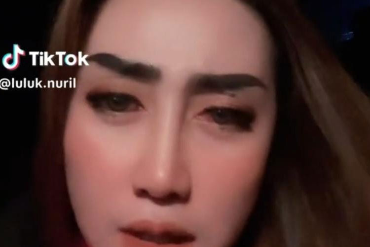 Luluk Nuril yang mengungkapkan kekecewaannya di akun tiktik miliknya. (Tangkapan layar tiktok akun Luluk.nuril)