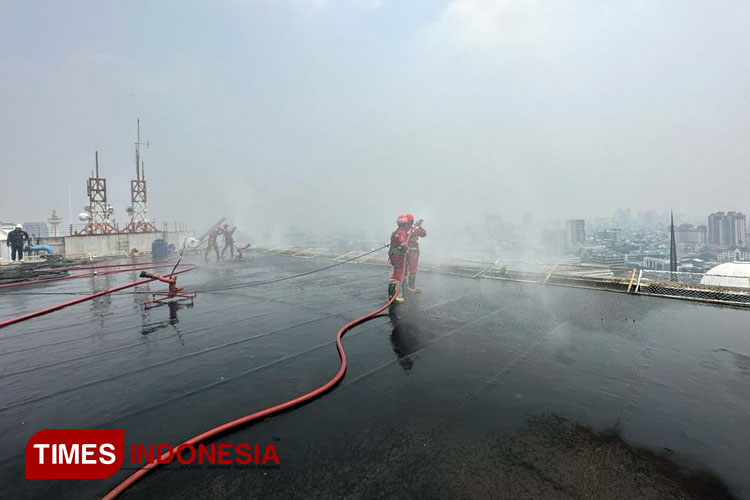 Penyemprotan water spray dan water mist dari atap gedung kantor Pertamina untuk mengatasi polusi udara Jakarta. (Foto: Pertamina for TIMES Indonesia)