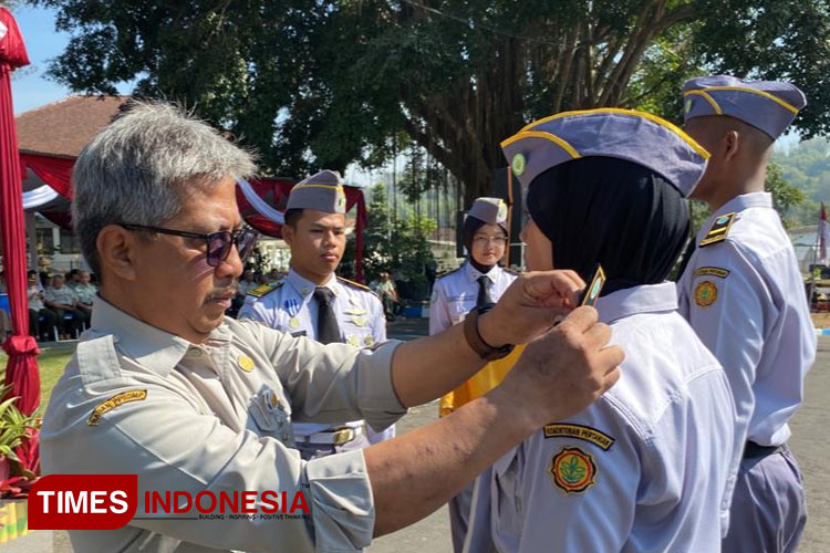Direktur Polbangtan Malang, Dr Setya Budhi Udrayana memasangkan tanda kepangkatan sebagai mahasiswa baru, Senin (4/9/2023) di Lapangan Bundar Kampus I Lawang. (Foto: Polbangtan Malang for TIMES Indonesia).