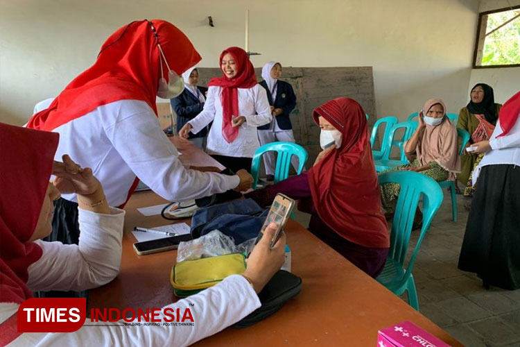 Posbindu PTM, Mahasiswa KKN Unisla Desa Kuro Bersama Bidan Desa Tingkatkan Derajat Kesehatan Masyarakat