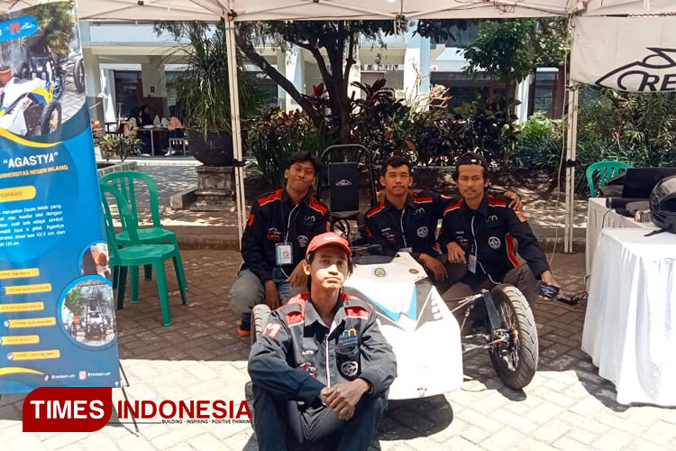 REV Team bersama karya mobil listrik nya pada Pameran Akademik Fakultas Teknik di UM (FOTO: Trisna Zunaida/TIMES Indonesia)