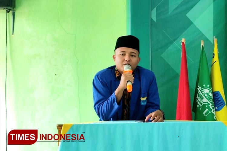 Ketua PC PMII Pacitan Riko Andi Prastiawan menyikapi kondisi Pasar Arjosari. (FOTO: Rojihan/TIMES Indonesia)