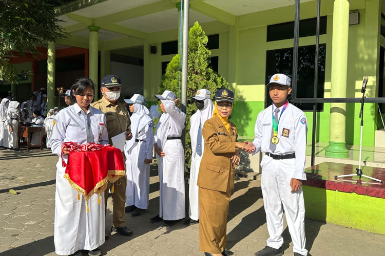 Ernawati, Spd kepala SMAN 1 Gondanglegi saat foto bersama dengan siswa siswi yang mendapatkan dispensasi belajar untuk mengikuti Porprov Jawa Timur 2023. (Foto: dok SMAN 1 Gondanglegi)