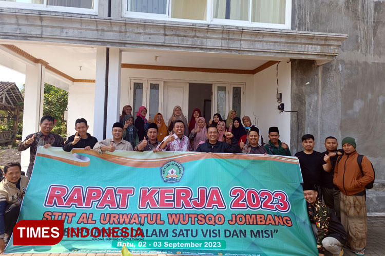 Segenap Yayasan, Pimpinan, seluruh dosen, staf administrasi saat mengikuti rapat kerja STIT UW Jombang. di Villa, Batu, Malang. (FOTO: Moch. Sya'roni Hasan for TIMES Indonesia).