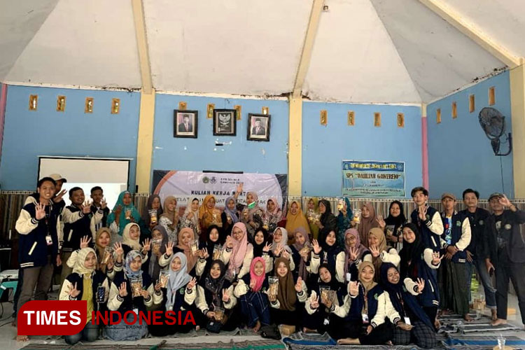 Tingkatkan Nilai Jual Otak-otak Bandeng, KKN Unisla Gawerejo Beri Pelatihan