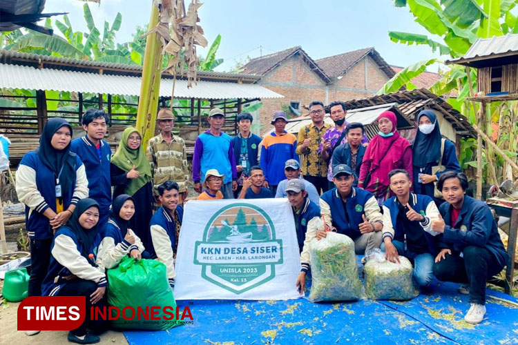 Keren, Mahasiswa KKN Unisla Desa Siser Olah Eceng Gondok dan Limbah Pertanian Jadi Silase Pakan Ternak Alternatif