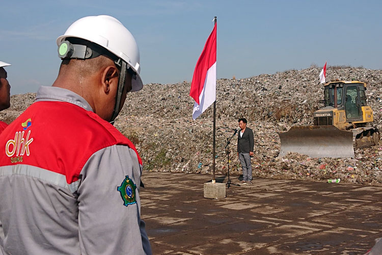 Bahrul-Amig-saat-memimpin-upcara-17-Agustus-dilokasi-TPA-Jabon-Sidoarjo.jpg