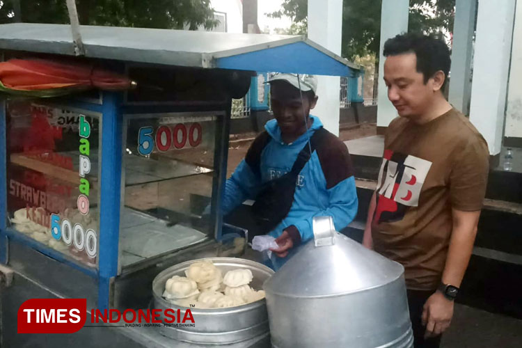 Irfan Nur Alam Jajan Gerobak Keliling, Semangati Pelaku UMKM Majalengka