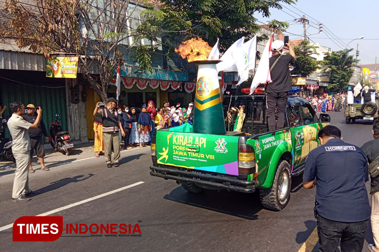 Kirab Obor Api Porprov Jatim 2023 saat tiba di Ruang Terbuka Hijau (RTH) Mojoagung Jombang, Selasa (5/9/2023). (FOTO: Rohmadi/TIMES Indonesia)
