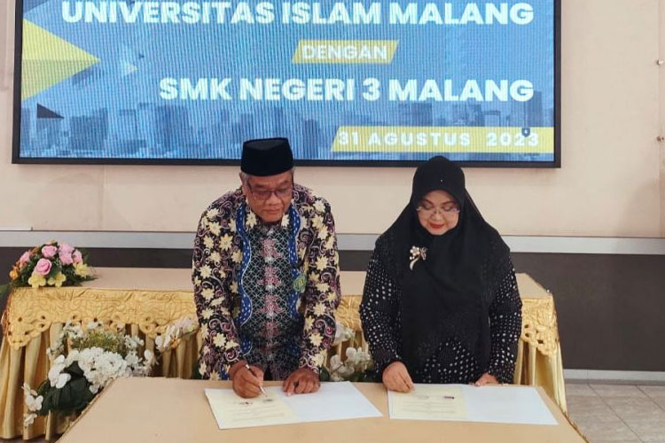 Penandatanganan MoU kerjasama dengan SMKN 3 Malang. (FOTO: AJP TIMES Indonesia)