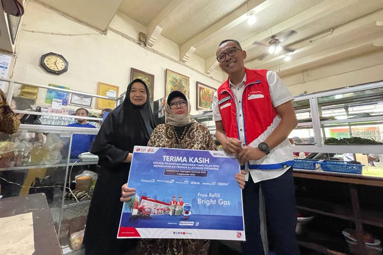 Executive General Manager Pertamina Patra Niaga Regional Jatimbalinus, Dwi Puja Ariestya sapa pelanggan di SPBU Ciliwung, Kota Malang, Senin (4/9/2023).(Foto: Dok.Pertamina)