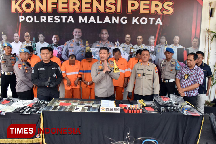 Polresta Malang Kota saat menggelar konferensi pers ungkap kasus Curanmor. (Foto: Rizky Kurniawan Pratama/TIMES Indonesia)