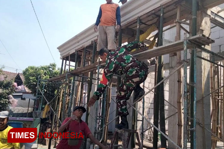 Babinsa Mojoangung Jombang Aktif dalam Pembangunan Desa