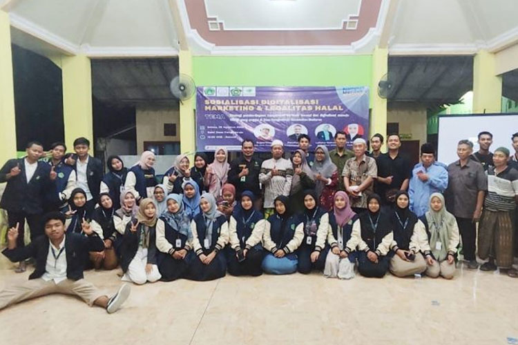Para peserta Sosialisasi Digital Marketing dan Legalitas Halal berfoto bersama mahasiswa KKN Unisla Desa Pangkatrejo di Balai Desa, Selasa, (29/8/2023). (FOTO: AJP TIMES Indonesia)