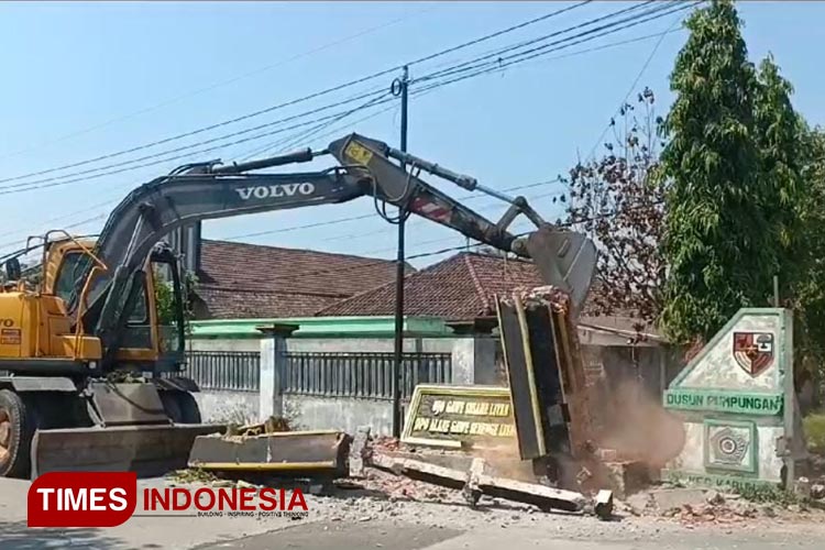 Prosesi pembongkaran tugu perguruan silat PSHT disaksikan langsung oleh Camat Kabuh, Anjik Eko Saputro, Kapolsek Kabuh Iptu Qoyum Mahmudi , Dan Ramil 0814/07 Kabuh Kapten Inf Isak Pambudi dan segenap Warga PSHT ranting Kabuh. Selasa (5/9/2023).