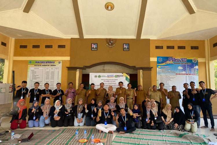 Mahasiswa KKN Unisla Ajari Warga Desa Taji Ubah Sampah Rumah Tangga Jadi Eco-Enzyme